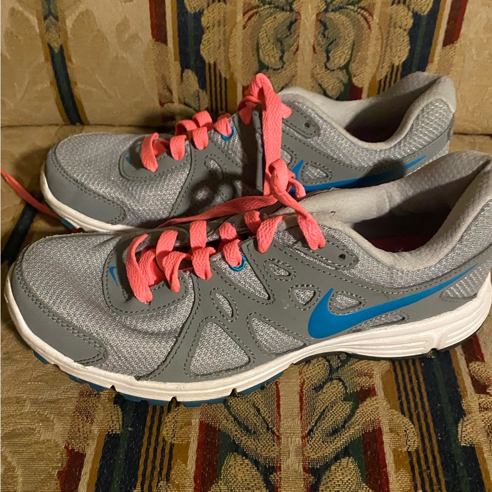 Nike Revolution 2 Women's Running Shoes 554900-006 Size 7 look NEW grey